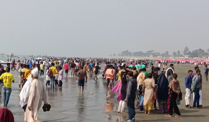 সৈকতে হাজারো পর্যটকের বিজয় উদযাপন