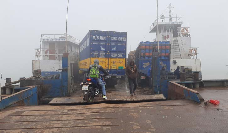 সাড়ে ৫ ঘণ্টা পর দৌলতদিয়া-পাটুরিয়া ফেরি চলাচল স্বাভাবিক