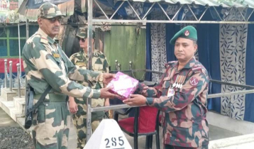 বিএসএফকে মিষ্টি উপহার দিলো বিজিবি