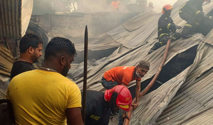 দেড় ঘণ্টার আগুনে ২ কোটি টাকার ক্ষতি 