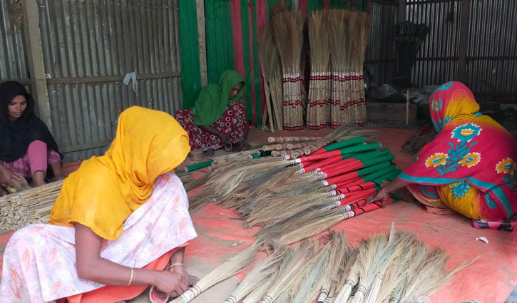 ফুলঝাড়ুতে স্বচ্ছলতা ফিরেছে যমুনা পাড়ের বাসিন্দাদের