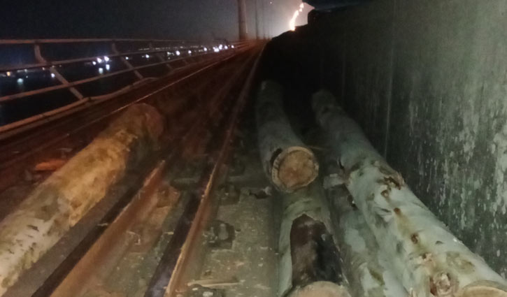 কাঠের গুঁড়ি রেললাইনে, ৩ ঘণ্টা পর রেল যোগাযোগ স্বাভাবিক কাঠের গুঁড়ি রেললাইনে, ৩ ঘণ্টা পর রেল যোগাযোগ স্বাভাবিক