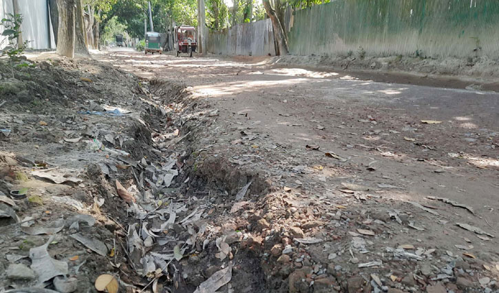 সংস্কার কাজের ধীরগতিতে সীমাহীন ভোগান্তি