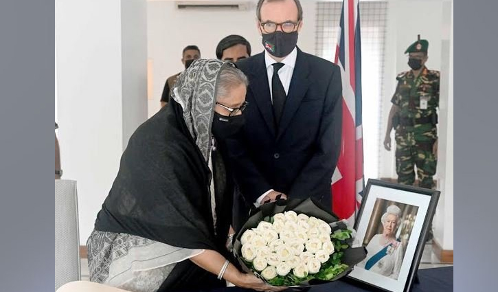 রানীর প্রতি প্রধানমন্ত্রীর শ্রদ্ধা, শোক বইয়ে স্বাক্ষর