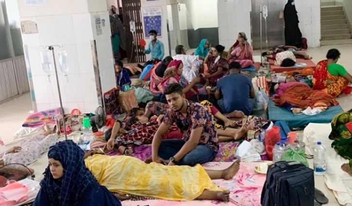 হাসপাতালের মেঝেতেও ডেঙ্গুরোগী