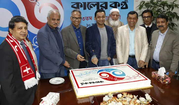 কেক কেটে কালের কণ্ঠ’র প্রতিষ্ঠাবার্ষিকী উদযাপন শুরু