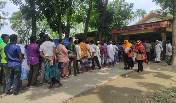 পঞ্চগড়ে সারের জন্য দীর্ঘ লাইন, ফিরে যাচ্ছেন অনেকেই পঞ্চগড়ে সারের জন্য দীর্ঘ লাইন, ফিরে যাচ্ছেন অনেকেই