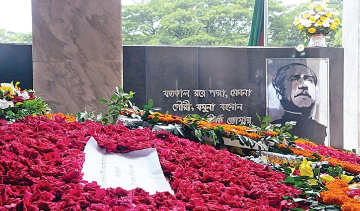 বঙ্গবন্ধুর প্রতিকৃতিতে ইসির শ্রদ্ধা