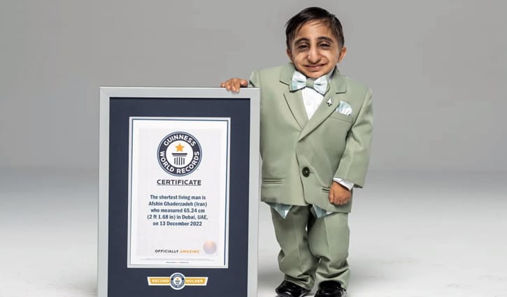 বিশ্বের সবচেয়ে খাটো মানুষ আফসিন