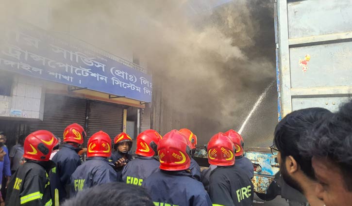 কুরিয়ার সার্ভিসের কাভার্ডভ্যানে আগুন, পুড়ে গেছে মালামাল