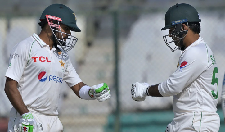 বাবরের রেকর্ড ভাঙার দিনে সরফরাজের দুর্দান্ত প্রত্যাবর্তন