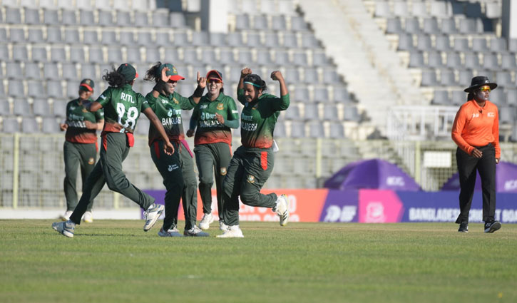 মালয়েশিয়াকে ছিন্নভিন্ন করে জয়ে ফিরলো বাংলার মেয়েরা মালয়েশিয়াকে ছিন্নভিন্ন করে জয়ে ফিরলো বাংলার মেয়েরা