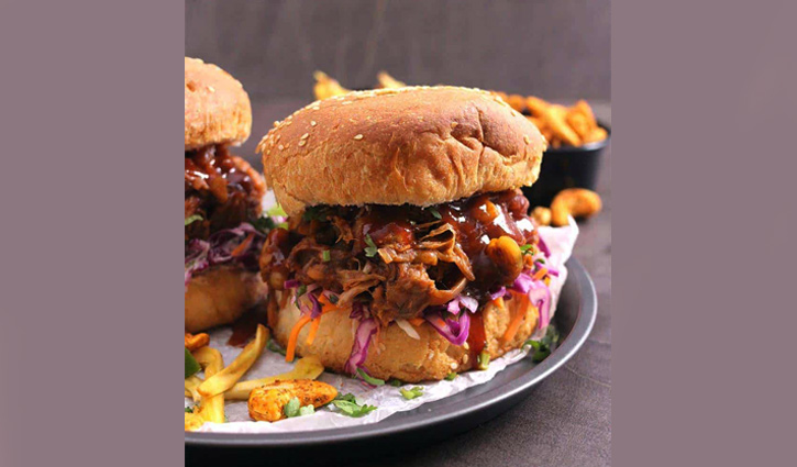 সোশ্যাল মিডিয়ায় ভাইরাল কাঁঠালের বার্গার