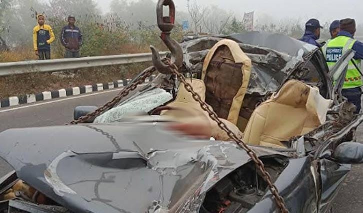 ট্রাকে প্রাইভেটকারের ধাক্কা, মা-মেয়েসহ নিহত ৩