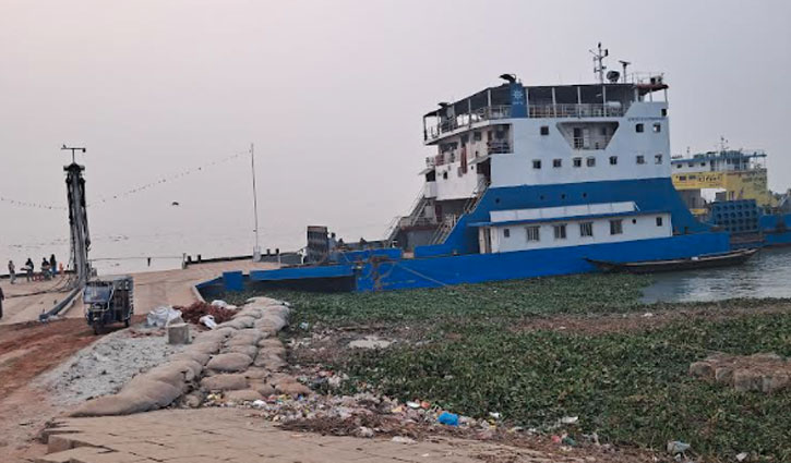 হরিণা ফেরিঘাটে ঘনকুয়াশায় ফেরি চলাচল ব্যাহত