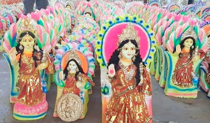 চাঁদপুরে কালীবাড়িতে লক্ষ্মী পূজার প্রতীমা ও উপকরণ বিক্রি জমজমাট