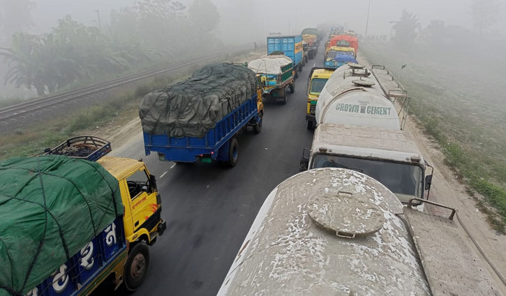 ঘন কুয়াশায় বঙ্গবন্ধু সেতু মহাসড়কে যানজট