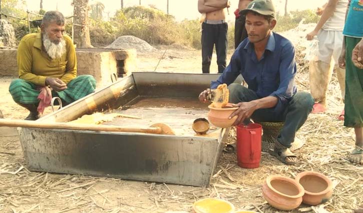 গোমতীর চরে তৈরি হচ্ছে আখের গুড়