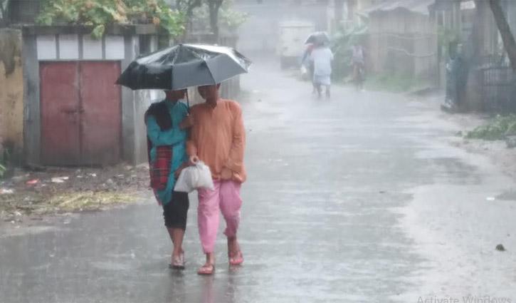 দিনাজপুরে তিনদিনের টানা বর্ষণে বিপর্যস্ত জনজীবন 