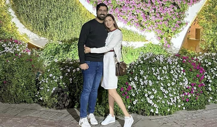 কার জন্য এখনও পাগল মিম?