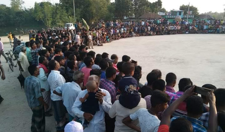 ‘পাতা খেলা’ দেখতে মানুষের ভিড়