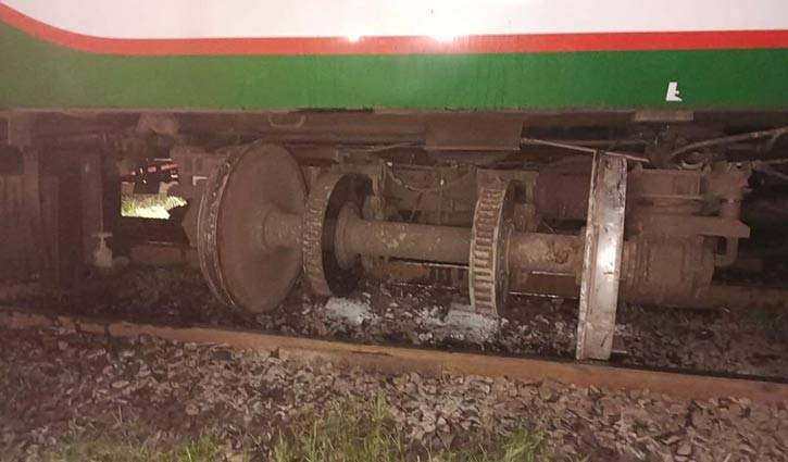 Dhaka-North Bengal rail communication suspended as train derails
