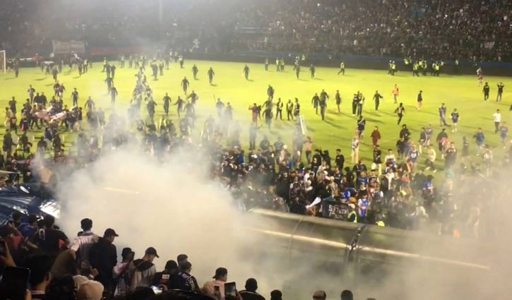 Football match stampede in Indonesia leaves 174 dead Football match stampede in Indonesia leaves 174 dead