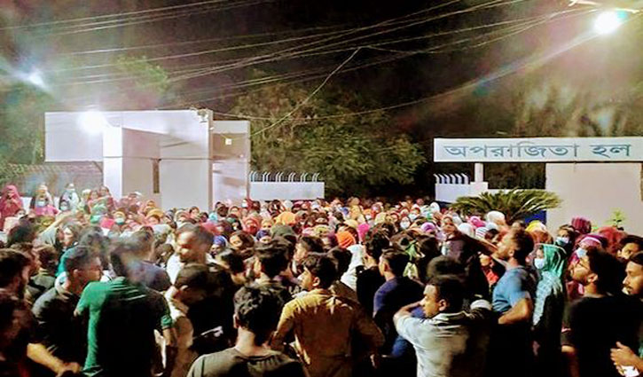 Khulna University students hold demo at night