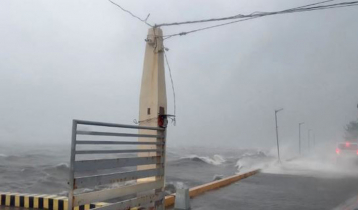 Powerful typhoon hits Philippines