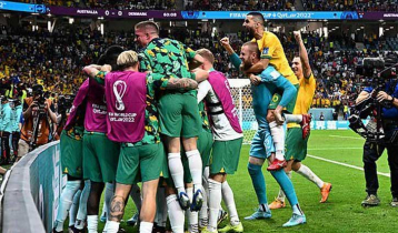 Australia reach World Cup last 16 after 16 years
