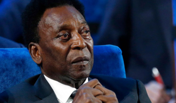 Pele in stable condition after admission to hospital