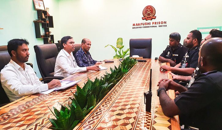 High Commissioner looks in Bangladeshis confined in Maldives prison High Commissioner looks in Bangladeshis confined in Maldives prison