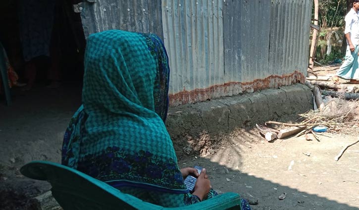 Girl sits on strike at lover’s house demanding for marriage