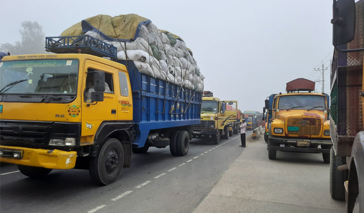 ঘন কুয়াশায় বঙ্গবন্ধু সেতু‌ মহাসড়কে যানজট