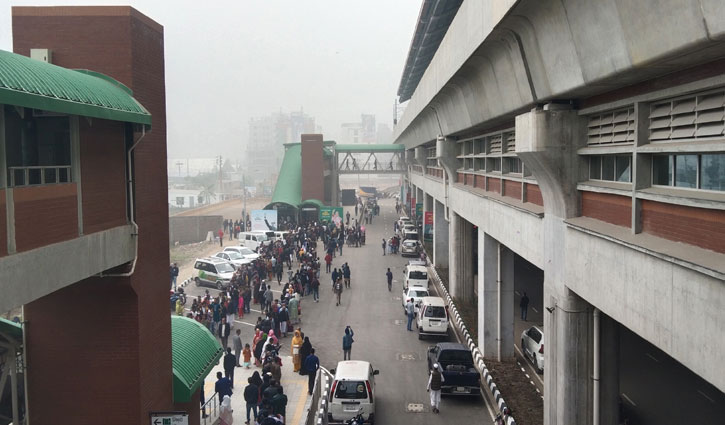 মেট্রোরেলের প্রথম দিন: সময় শেষে স্টেশনে তালা, ফিরে গেলেন অনেকে