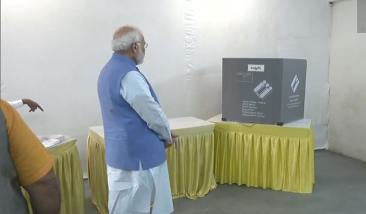 গুজরাট বিধানসভা নির্বাচনে ভোট দিলেন মোদি