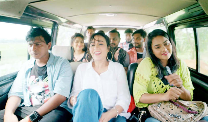 গাড়িতে ফটো আব্বাস’র কাণ্ড! গাড়িতে ফটো আব্বাস’র কাণ্ড!