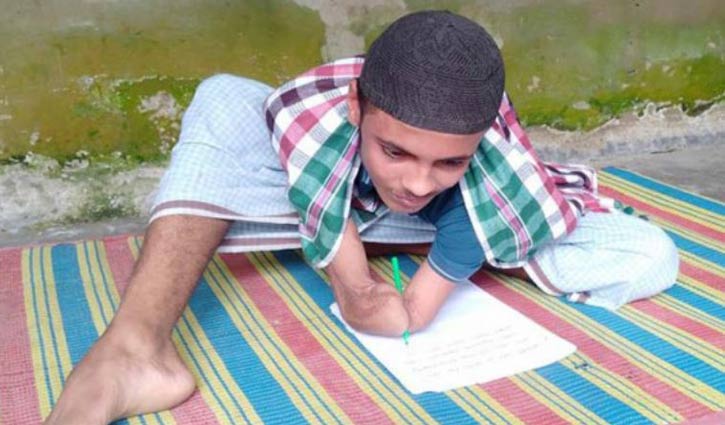 কনুই দিয়ে লিখে এসএসসি পরীক্ষা দিচ্ছে নাজমুল কনুই দিয়ে লিখে এসএসসি পরীক্ষা দিচ্ছে নাজমুল