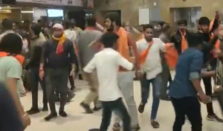 কাটাকুটির পরও গুড়িয়ে দেওয়া হলো শাহরুখ-দীপিকার সিনেমার হোর্ডিং (ভিডিও)