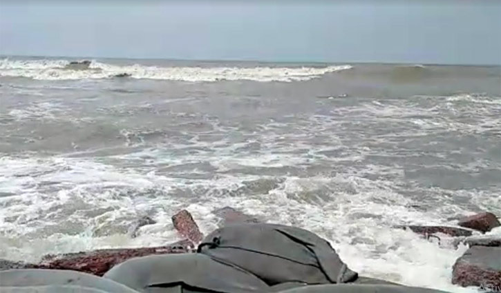 কুয়াকাটা সংলগ্ন বঙ্গোপসাগর উত্তাল, তিন নম্বর সতর্ক সংকেত