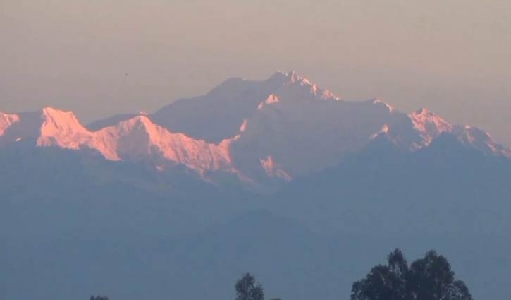 শুভ্র কাঞ্চনজঙ্ঘায় মুগ্ধ পর্যটক