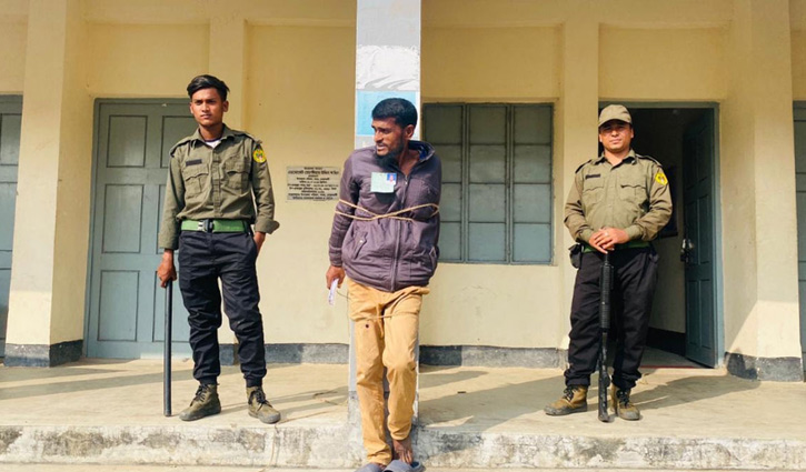 ‘একজনকে বেঁধে রেখেছি, আপনারা ছবি তোলেন, সংবাদ করেন’