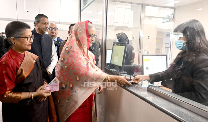 স্বপ্নের মেট্রোরেলে উঠলেন প্রধানমন্ত্রী