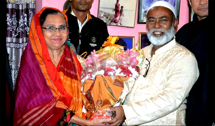 ফুল নিয়ে ডালিয়ার সঙ্গে দেখা করলেন মোস্তফা