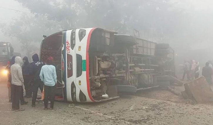 যাত্রীবাহী বাসে ট্রেনের ধাক্কায় নিহত ১, আহত ২০