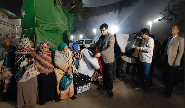 গভীর রাতে শীতার্তদের কাছে কম্বল নিয়ে জেলা প্রশাসক