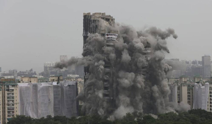 ৯ সেকেন্ডে ধুলিস্যাৎ ৩২ তলার জোড়া ভবন