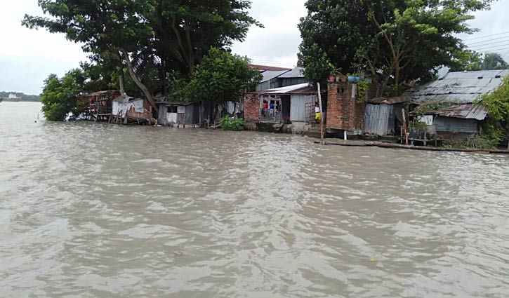 ঝালকাঠিতে নদীর পানি বেড়ে ২০ গ্রাম প্লাবিত ঝালকাঠিতে নদীর পানি বেড়ে ২০ গ্রাম প্লাবিত