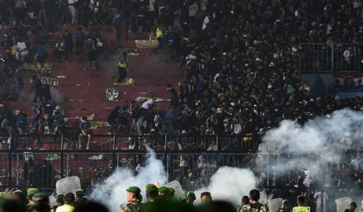 ইন্দোনেশিয়ায় ফুটবল ট্র্যাজেডি: ধারণক্ষমতার চেয়ে বেশি বিক্রি হয় টিকিট