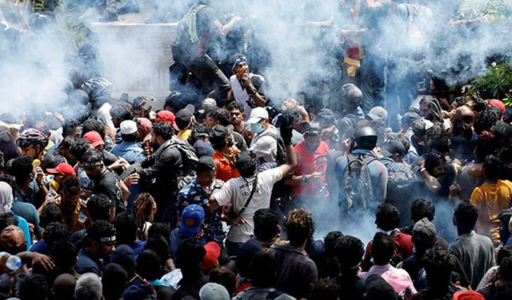 শ্রীলঙ্কার প্রধানমন্ত্রীর কার্যালয়ে ঢুকে পড়েছেন বিক্ষোভকারীরা